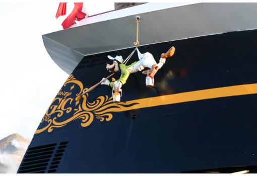 Goofy está pintando el casco del barco!